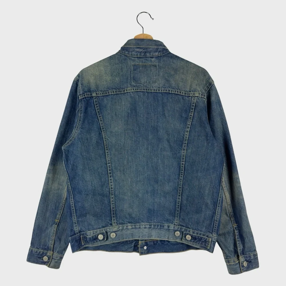 Levi’s Classic Denim Jacket in Dark Blue Wash - Picture 2 of 12